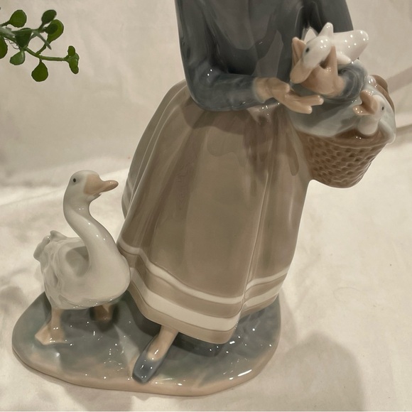 Retired Lladró “Shepherdess with Ducks”Porcelain Figurine. Shepherd Collection. - Picture 3 of 12